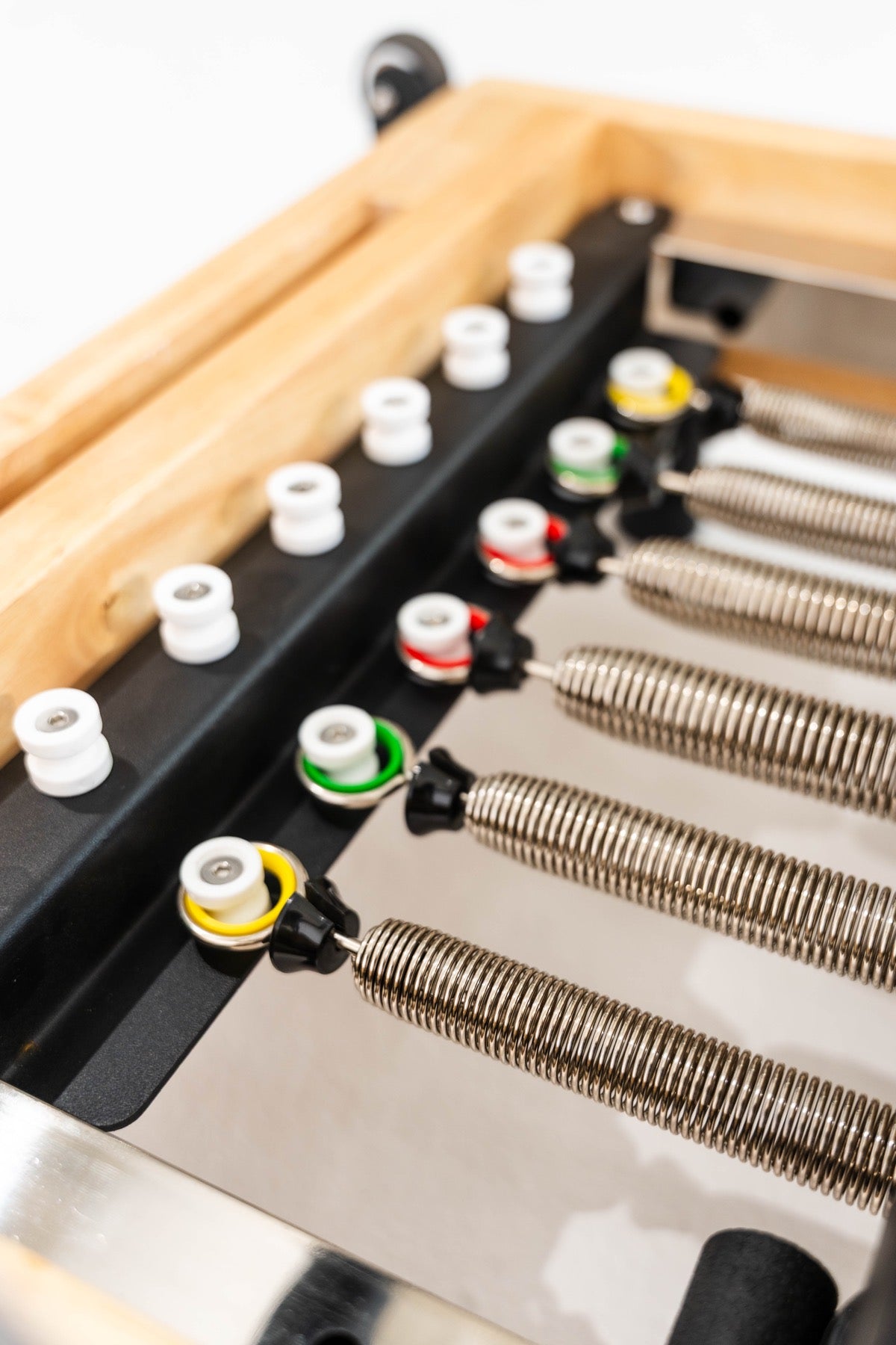 The five colour-coded springs on the spring bar, seen from above